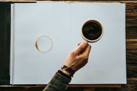 Cómo Afecta el Café y las Bebidas Energéticas a tu Sonrisa (y Cómo Prevenir el Daño)